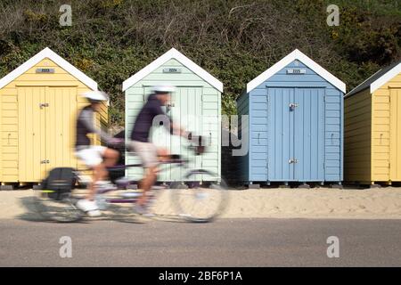 Bournemouth, Dorset, Großbritannien. April 2020. Trotz der Regierungslockierung machen Hunderte von Familien, Freunden, Radfahrern und Läufern das Beste aus dem Krieg Stockfoto