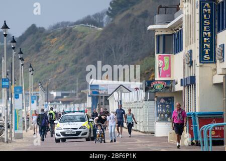 Bournemouth, Dorset, Großbritannien. April 2020. Trotz der Regierungslockierung machen Hunderte von Familien, Freunden, Radfahrern und Läufern das Beste aus dem Krieg Stockfoto