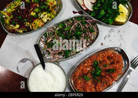 Im türkischen Stil Adana Kebab. Traditionelle türkische Küche Adana Kebab auf hölzernen Tisch. Stockfoto