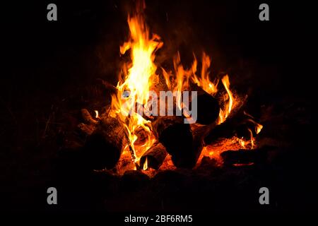 Lagerfeuer in der Hochsommer-Sonnenwendnacht Stockfoto