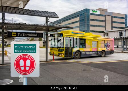 tokio, japan - april 16 2020: Schild für soziale Distanz an der Bushaltestelle im Terminal 3 des Narita International Airport mit einem mit t Stockfoto