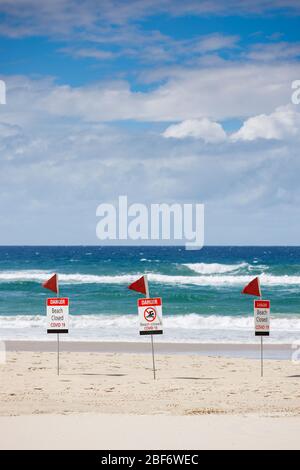Strand geschlossen covid 19 Zeichen, Strand geschlossen oder Abschaltung Konzept inmitten Coronavirus Ängste und Panik über ansteckende Virus Ausbreitung, 2019-ncov-Sperrung Stockfoto