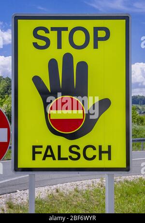 Verkehrsschild Stop, falsche Richtung, Österreich Stockfoto