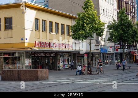 Woolworth-Kette und andere heruntergekommenen Geschäfte in einer ruhigen Straße, Kurpfalzstraße, Mannheim, Deutschland. Stockfoto