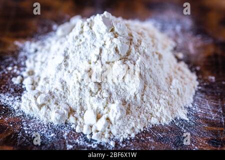 Mehl auf dem Brett. Mehlprodukte. Vorbereitung des Teigs. Hausgemachtes Gebäck. Weizenmehl. Pfannkuchenteig. Hausgemachte Kuchen und Kekse. Loses Mehl. Stockfoto
