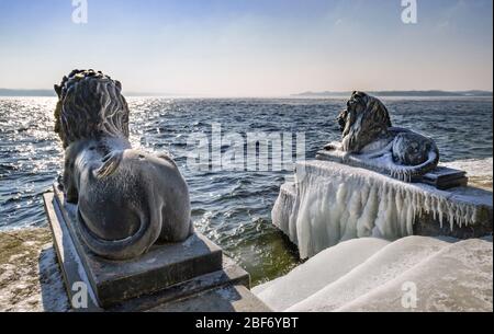 Eisbedeckte Bayerische Löwen an einem frostigen Wintertag in Tutzing am Starnberger See, Deutschland, Bayern, Oberbayern, Oberbayern, Tutzing Stockfoto