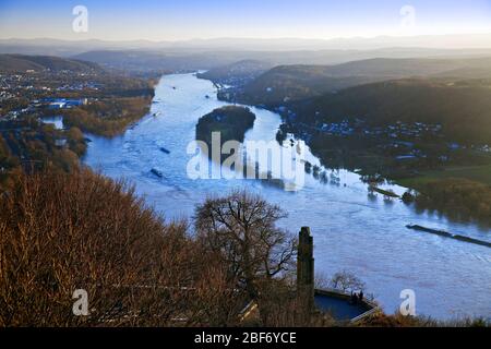 Rhein mit Hochwasser, Blick vom Drachenfels im Winter, Deutschland, Nordrhein-Westfalen, Siebengebirge, Königswinter Stockfoto