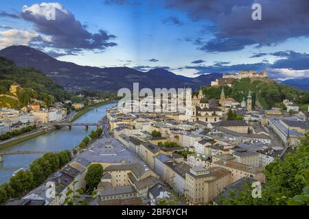 Historisches Stadtzentrum von Salzburg und Schloss am Abend, Österreich, Salzburg Stockfoto