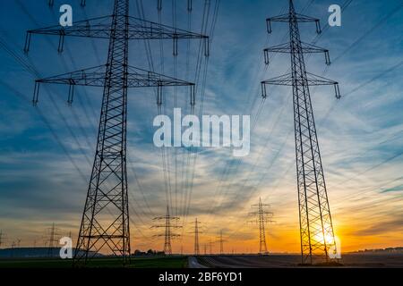 Überspannungsleitungen, 380 KV, Stromleitung, der Strom kommt aus dem Rheinischen Braunkohlebergbaugebiet, im Kraftwerk Neurath, bei Grevenbroic Stockfoto