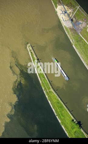 Schmutziges Rheinwasser, das sich mit sauberem Wasser der Ruhr vermischt, Halbinsel Mercatorinsel mit der neuen Großskulptur von Poseidon, 09.06.2016, Luftaufnahme, Deutschland, Nordrhein-Westfalen, Ruhrgebiet, Duisburg Stockfoto