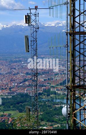 Elektrosmog Risiko aufgrund der TV-Repeater und Mobiltelefone Stockfoto