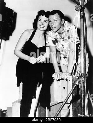 DONNA REED und FRANK SINATRA am Set stellen sich offen für Werbeportraits während der Dreharbeiten zum FILM VON FROM HERE TO ETERNITY 1953 Regisseur FRED ZINNEMANN Roman James Jones Drehbuch Daniel Taradash Columbia Pictures Stockfoto