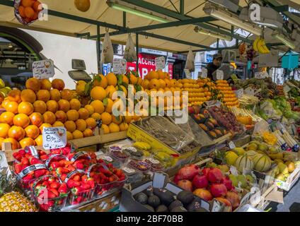 Frische Früchte auf dem Markt in Bozen, Italien, Südtirol, Trentino, Bozen Stockfoto