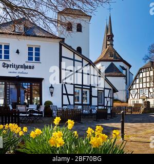 Fachwerkhäuser rund um die Kirche St. Peter und Paul , Deutschland, Nordrhein-Westfalen, Sauerland, Eslohe Stockfoto