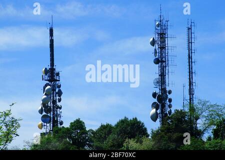 Elektrosmog Risiko aufgrund der TV-Repeater und Mobiltelefone Stockfoto