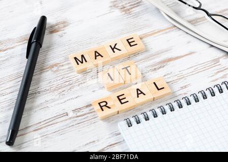 Machen Sie es mit Buchstaben auf Holzwürfeln zum richtigen Zitat. Stockfoto