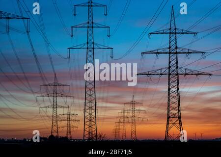Überspannungsleitungen, 380 KV, Stromleitung, der Strom kommt aus dem Rheinischen Braunkohlebergbaugebiet, im Kraftwerk Neurath, bei Grevenbroic Stockfoto