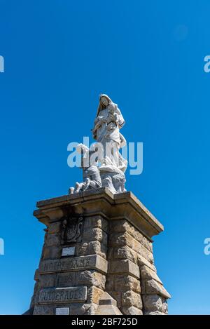 Pointe du Raz, Frankreich - 2. August 2018: Denkmal von Notre Dame des Naufrages (Unsere Liebe Frau von Schiffswracks) gegen blauen Himmel Stockfoto