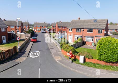 Ein Postbote liefert Post an Anwohner in Park Grove in Shillington. Stockfoto