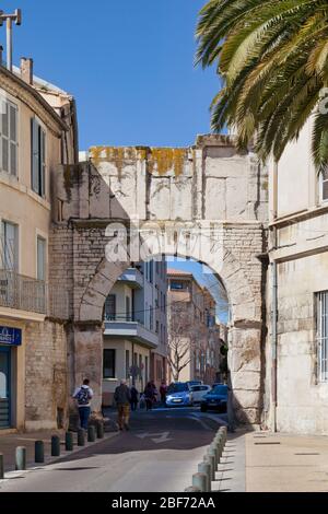 Nîmes, Frankreich - März 21 2019: In der Rue de la Porte befindet sich die Porte de France (deutsch: Tor von Frankreich) ist ein römisches Denkmal im 1. Jahrhundert gebaut Stockfoto