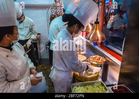 Kleines Restaurant serviert zum Mitnehmen Wraps mit Peking Ente in Nanluoguxiang - berühmte kommerzielle Hutong in Peking, China Stockfoto