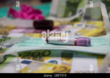 Euro Geld und Schlauch mit Blut und positiven Test bei HIV. Stockfoto