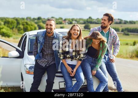 Gruppe von Menschen, die nächste Reise im Auto auf der Straße. Stockfoto