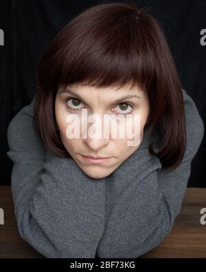Zu Hause bei sich selbst blickt die schöne Frau ängstlich in die Zukunft Stockfoto