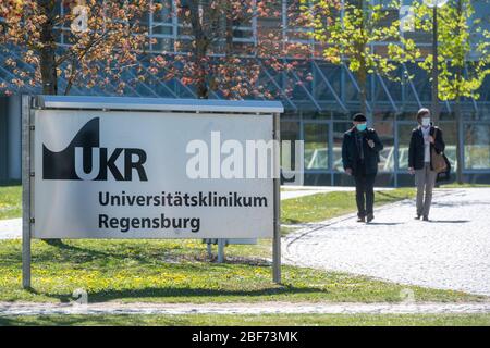Regensburg, Deutschland. April 2020. Das Universitätsklinikum Regensburg ist auf einem Schild vor der Klinik geschrieben. Quelle: Armin Weigel/dpa/Alamy Live News Stockfoto