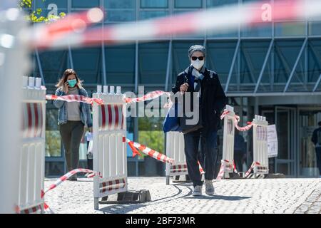 Regensburg, Deutschland. April 2020. Vor dem Universitätskrankenhaus sind Absperrbänder installiert. Quelle: Armin Weigel/dpa/Alamy Live News Stockfoto