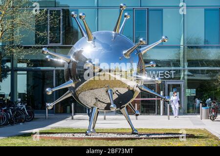 Regensburg, Deutschland. April 2020. Auf dem Gelände des Universitätsklinikums steht die Edelstahlskulptur "der Erreger" des Berliner Künstlers Götz Lemberg. Quelle: Armin Weigel/dpa/Alamy Live News Stockfoto