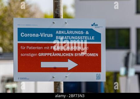 Regensburg, Deutschland. April 2020. Auf einem Schild vor dem Universitätskrankenhaus steht „Corona Virus Diagnostic & Counselling Center“. Quelle: Armin Weigel/dpa/Alamy Live News Stockfoto