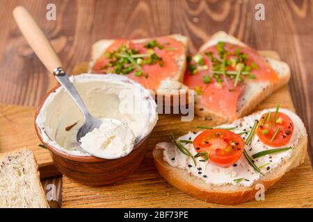 Sandwiches mit leckerem Frischkäse auf dem Tisch Stockfoto