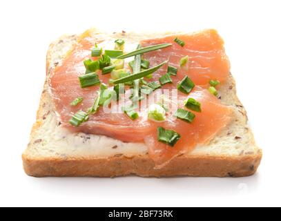 Sandwich mit leckerem Frischkäse und Lachs auf weißem Hintergrund Stockfoto
