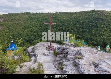 Kreuz und Kapelle auf einem Felsen über dem Kloster der Heiligen Dreifaltigkeit Saharna im Dorf Saharna im Bezirk Rezina in Moldawien Stockfoto