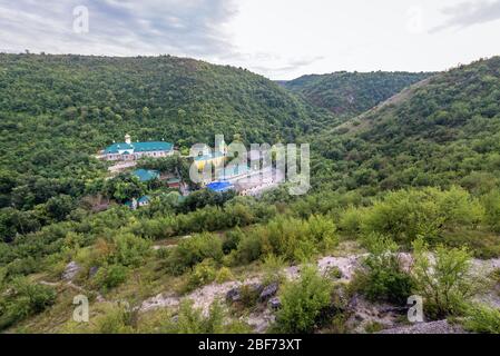 Luftbild mit dem Kloster der Heiligen Dreifaltigkeit Saharna im Dorf Saharna im Bezirk Rezina in Moldawien Stockfoto