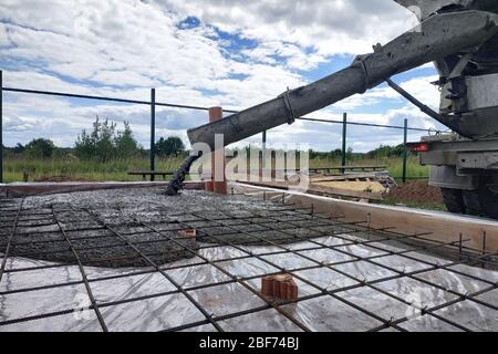 Gießen von Beton nach dem Platzieren von Stahlarmierung zu einem Estrich zu machen, zeigt das Foto Kanalrohre. 2019 Stockfoto