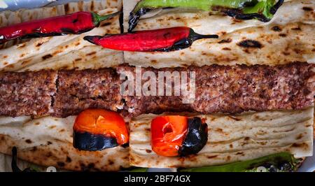 Adana Kebab Im Türkischen Stil. Traditionelle türkische Küche Adana Kebab auf Holztisch. Stockfoto