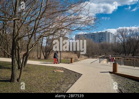 Moskau, Russland - 22. März 2020: Blick auf den Park im Frühling mit pedestanischen Gehwegen in Juschnoje Medwedkowo Bezirk. Stockfoto