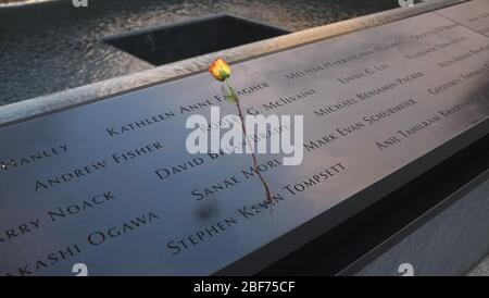 Ein emotionales Bild, aufgenommen am Ground Zero, New York. Eine Rose blieb in den Namen eines der Verlorenen während des Terroranschlags von 9/11 stecken. Stockfoto