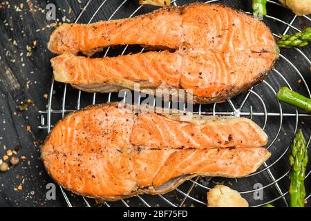 Leckerer gebratener Lachs auf dem Tisch Stockfoto