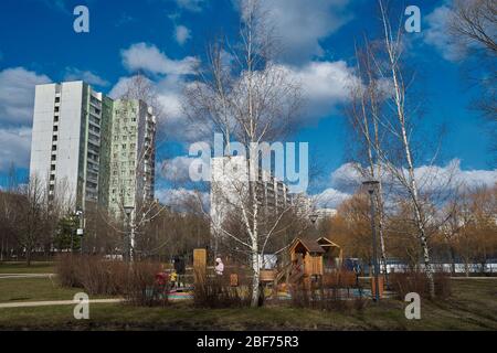 Moskau, Russland - 22. März 2020: Spielplatz im Park im Bezirk Juschnoje Medwedkovo. Stockfoto
