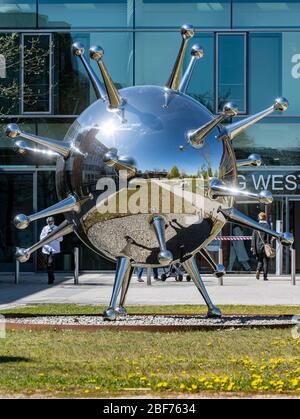 Regensburg, Deutschland. April 2020. Auf dem Gelände des Universitätsklinikums befindet sich die Edelstahlskulptur "der Erreger" des Berliner Künstlers Götz Lemberg. Quelle: Armin Weigel/dpa/Alamy Live News Stockfoto