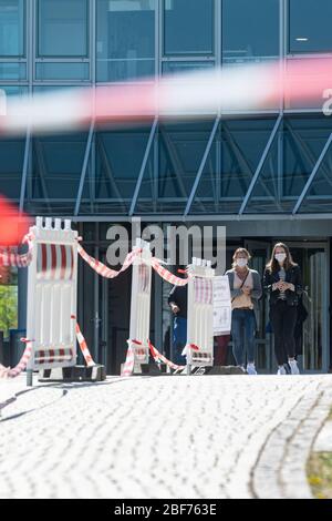 Regensburg, Deutschland. April 2020. Vor dem Universitätskrankenhaus sind Absperrbänder installiert. Quelle: Armin Weigel/dpa/Alamy Live News Stockfoto