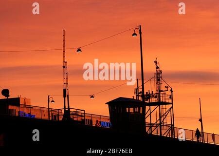 Magischer Sonnenuntergang mit orangefarbenem Himmel in Hornstull, Liljeholmen, Stockholm, Schweden Stockfoto