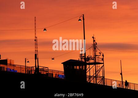 Magischer Sonnenuntergang mit orangefarbenem Himmel in Hornstull, Liljeholmen, Stockholm, Schweden Stockfoto