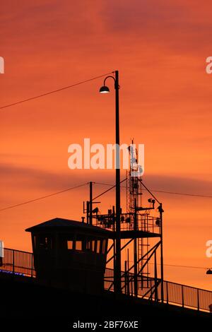 Magischer Sonnenuntergang mit orangefarbenem Himmel in Hornstull, Liljeholmen, Stockholm, Schweden Stockfoto