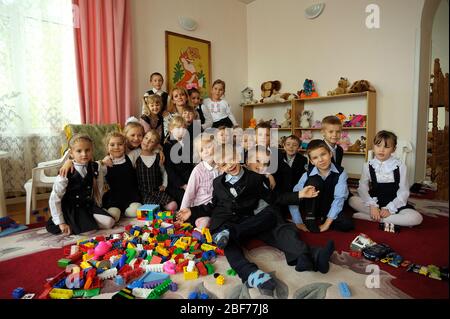 Kinder spielen im Spielzimmer des Bucha Internat für junge Waisenkinder Stockfoto