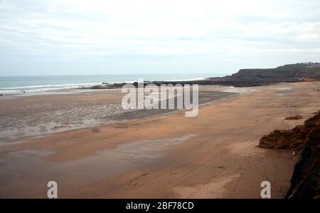 Der große Sandstrand in Widemouth Bay vom Clifftop Fußweg auf dem South West Coast Path, North Cornwall, England, Großbritannien. Stockfoto