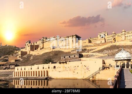 Amber Fort von Indien, Jaipur, voller Blick bei Sonnenuntergang Stockfoto